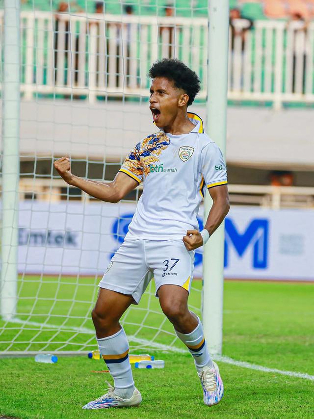 Pemain Persikad Depok, Bil'asqan Hi Tenang.