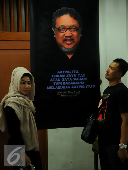 Penonton berfoto di depan poster almarhum Didi Petet di luar ruang Teater Luwes Institut Kesenian Jakarta, Cikini, Selasa (23/6/2015). Memperingati 40 hari kepergian Didi Petet, IKJ menggelar acara bertema 'Wajah Rinduku'. (Liputan6.com/Faisal R Syam)