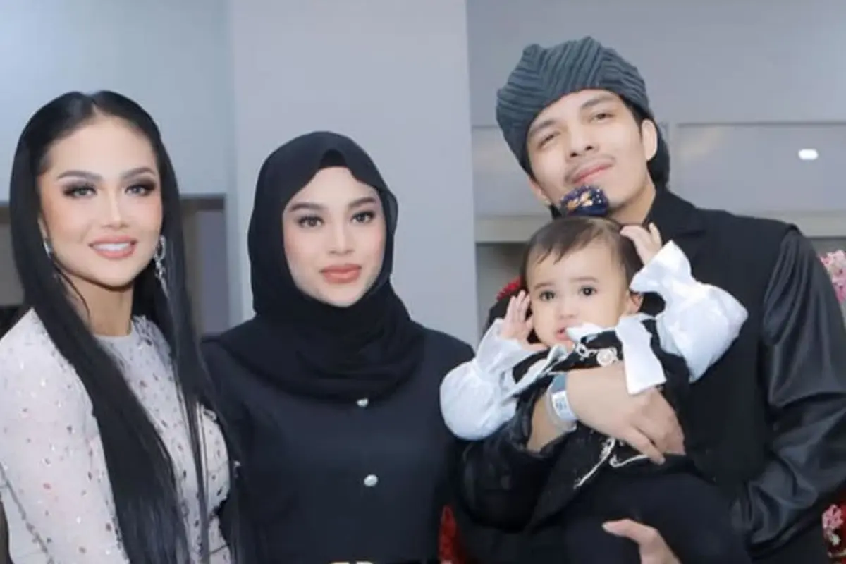 Tampilan Serba Hitam Keluarga Krisdayanti di Konser Super Diva