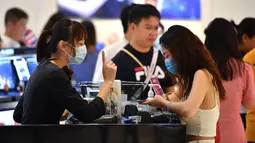 Para wisatawan berbelanja di toko bebas pajak (duty free) di Haikou, ibu kota Provinsi Hainan, China selatan (18/8/2020). Selama periode tersebut, sekitar 384.000 wisatawan mengunjungi pulau itu, naik 54,1 persen secara tahunan. (Xinhua/Guo Cheng)