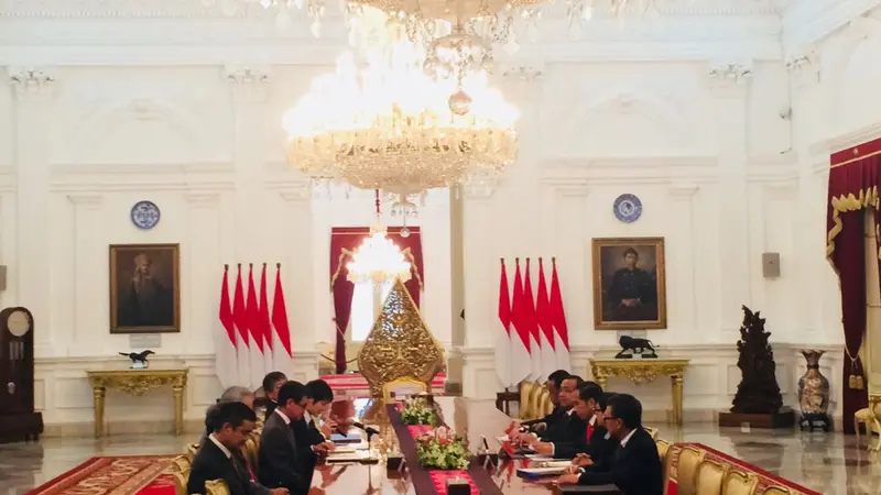 Presiden Joko Widodo menerima Menteri Luar Negeri Jepang, Taro Kono di Istana Merdeka, Jakarta, Senin (25/6/2018)