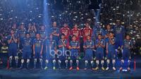Para pemain Persib Bandung saat peluncuran Jersey baru dan tim baru di Stadion Siliwangi, Bandung, Minggu (2/4/2017. Peuncuran tim ini menandakan kesiapan Maung Bandung menghadapi Liga 1 Indonesia. (Bola.com/Nicklas Hanoatubun)