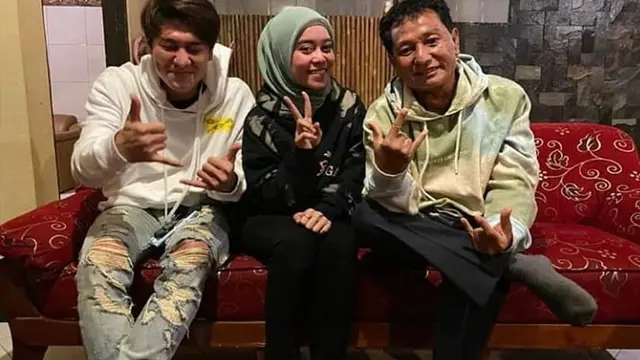 6 Potret Kebersamaan Rizky Billar dengan Ayahnya yang Punya Hidung Mancung