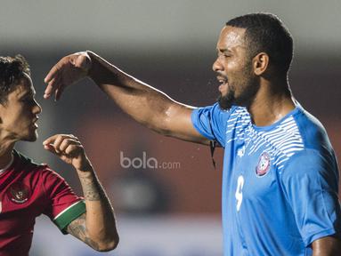 Striker Timnas Indonesia, Irfan Bachdim, bersitegang dengan striker Puerto Rico, Hector Ramos, saat laga persahabatan di Stadion Maguwoharjo, Sleman, Selasa (13/6/2017). Kedua negara bermain imbang 0-0.(Bola.com/Vitalis Yogi Trisna)