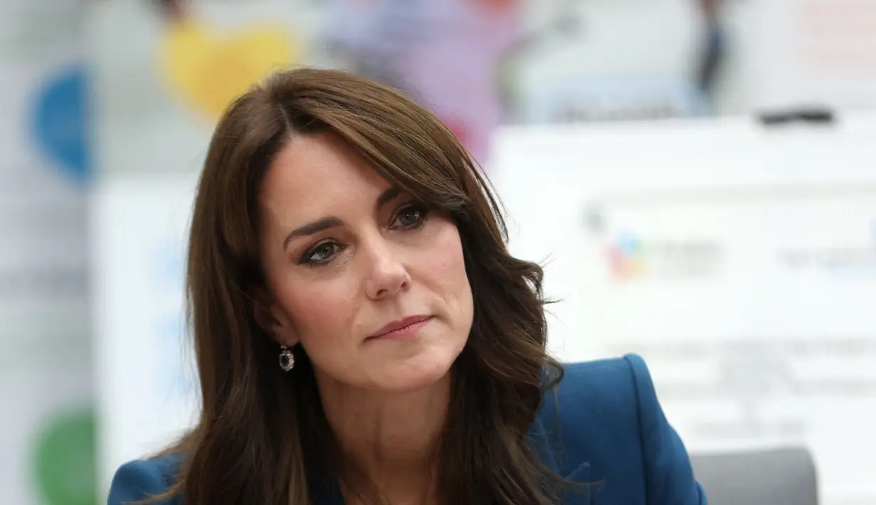 <p>Kate Middleton melengkapi penampilannya dengan mengenakan cincin pernikahannya yang menakjubkan, anting-anting yang tampak serasi dan kalung liontin. (Ian Vogler / POOL / AFP)</p>