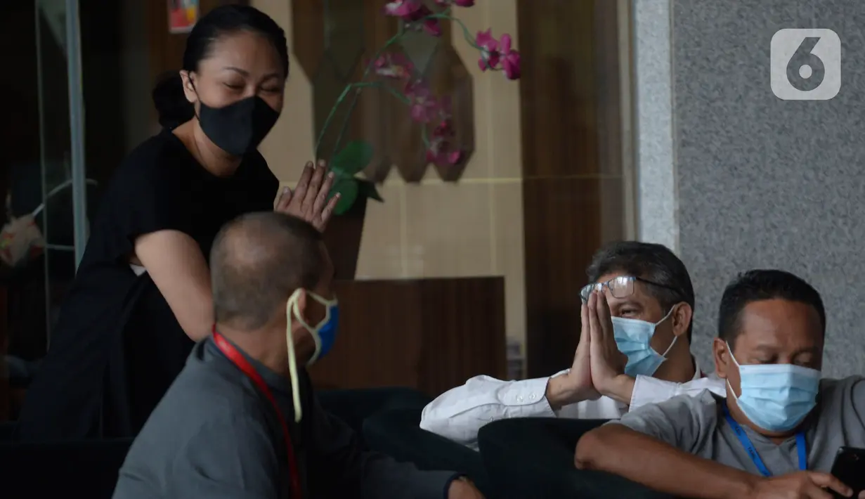 Dirut PT Bumiloka Tegar Perkasa , Nanang Hamdani Basnawi menunggu di lobi Gedung KPK, Jakarta, Kamis (2/7/2020). Nanang diperiksa terkait dugaan korupsi kegiatan penjualan dan pemasaran pesawat pada PT. Dirgantara Indonesia tahun 2007-2017. (merdeka.com/Dwi Narwoko)
