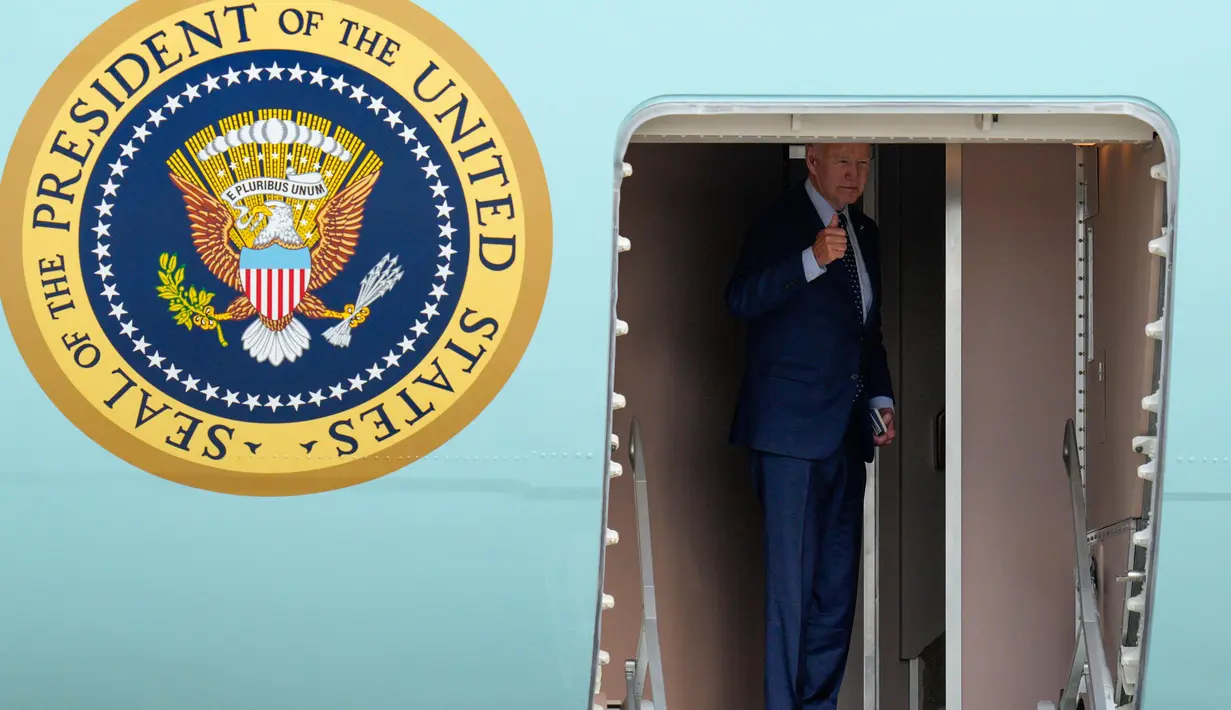 Presiden Joe Biden memberi isyarat saat menaiki pesawat Air Force One di Pangkalan Angkatan Udara Andrews, Maryland, Kamis, 7 September 2023, untuk perjalanan menghadiri KTT G20 di New Delhi. (AP Photo/Jess Rapfogel)