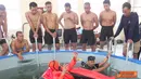 Citizen6, Surabaya: Danpusdiksus Kolonel Laut (P) Zaenal Akbar menutup latihan evakuasi penyelamatan dari kapal selam yang diikuti 12 siswa Dikcawakkasel angkatan ke-47 Sekasal, Pusdiksus Kodikopsla, Kobangdikal, Selasa (13/11). (Pengirim: Penkobangdikal)