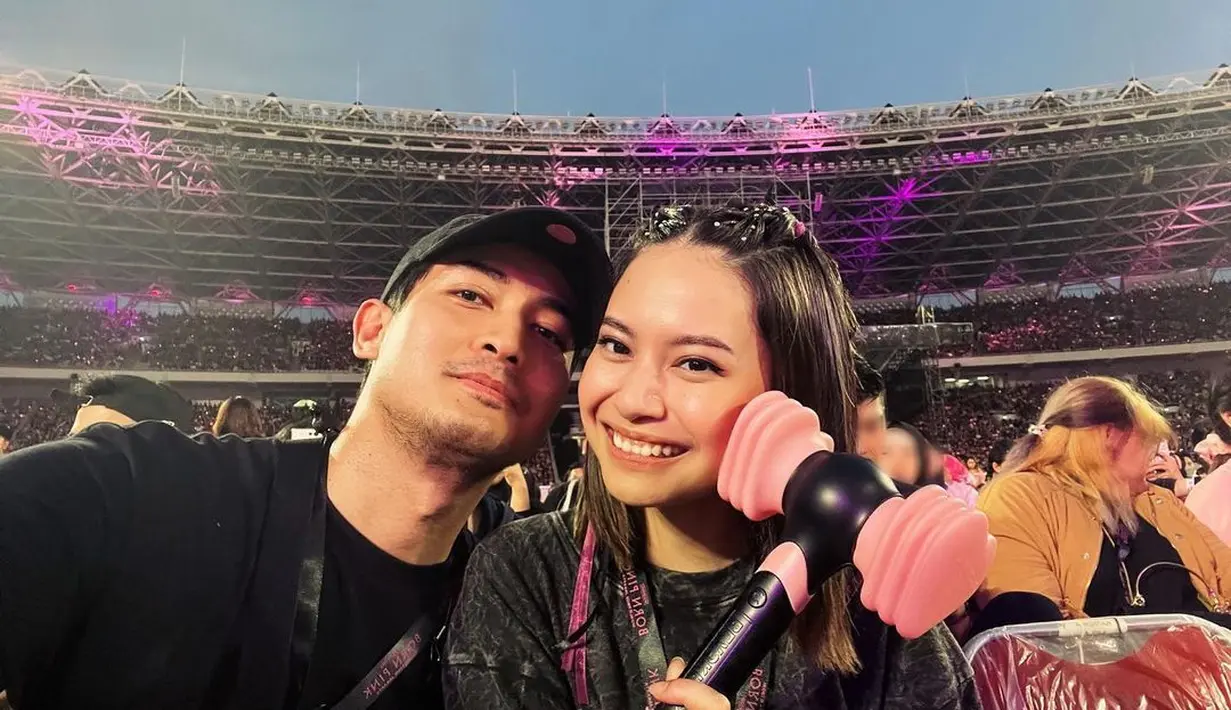 Pasangan yang baru CLBK, Hanggini-Luthfi Aulia tampak serasi mengenakan kaus serba hitam. [Foto: IG/hanggini].