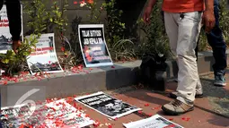 Aksi menolak Sutiyoso sebagai Kepala BIN di depan Gedung DPP PDI-P, Jakarta (22/6/2015). Mereka menolak Sutiyoso karena dianggap terlibat dalam kerusuhan 27 Juli 1996. (Liputan6.com/JohanTallo)