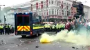 Petugas kepolisian menembakan bom asap saat suporter West Ham United menyerang bus skuat Manchester United di Upton Park,  London, Selasa (10/5). Kedatangan bus MU disambut dengan lemparan botol dari suporter fans West Ham. (Reuters/Eddie Keogh)