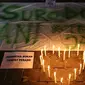 Lilin simbol cinta dinyalakan dalam aksi solidaritas terkait tragedi teror bom di Surabaya dan Sidoarjo di Taman Suropati, Jakarta, Senin (14/5). (Liputan6.com/Immanuel Antonius)