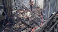 Petugas Pemadam Kebakaran dan Penyelamatan Kota Depok berusaha memadamkan api yang membakar rumah warga di Kelurahan Beji, Kota Depok. (Istimewa)