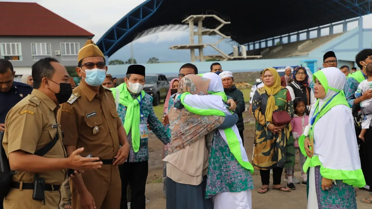 Wabup Garut Helmi Budiman melepas rombongan jemaah haji asal Garut di kompleks COR Ciateul, Tarogong Kidul, Garut. (Liputan6.com/Jayadi Supriadin)