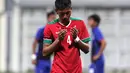 Pemain Indonesia U-23, Syaiful Indra Cahya, berdoa dengan khusyuk jelang lawan Kamboja U-23. (Bola.com/Arief Bagus)