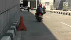 Puluhan saluran air atau gorong-gorong mengangga di underpass Mampang, Jakarta Selatan. Tidak ada penutup lubang yang berpotensi menyebabkan kecelakaan bagi pengendara yang melintas.