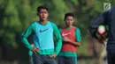 Pemain Timnas Indonesia U-22, Febri Hariyadi (kanan) saat latihan dalam persiapan SEA Games 2017 Kuala Lumpur di lapangan SPH Karawaci, Banten, Senin (7/8). Febri merupakan jebolan SSB PRO UNI Bandung. (Liputan6.com/Helmi Fithriansyah)