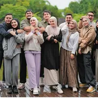 Irish Bella, Dhini Aminarti, Vebby Palwinta, Ryana Dea dan Fenita Arie baru-baru ini tengah liburan di alam.  Mereka pun tampil dengan outfit santai bersama suami mereka. [@ryana_dea]