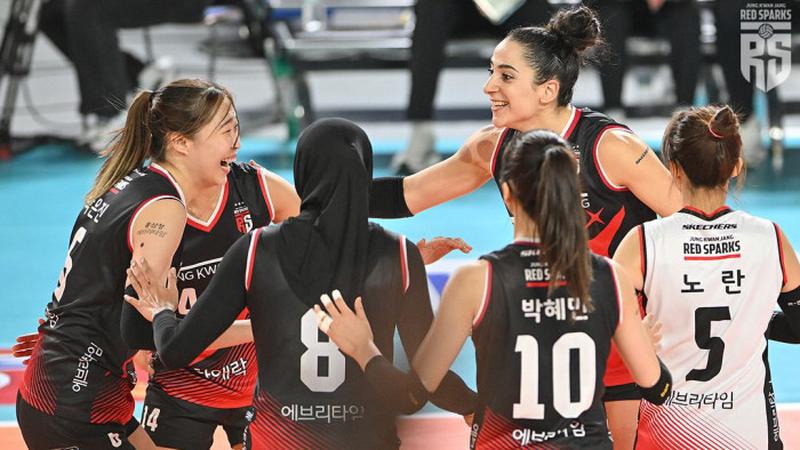 Men stol tagiga emaklab o‘tirib, xolamning mushukini ko‘rdim. Porno onlayn.