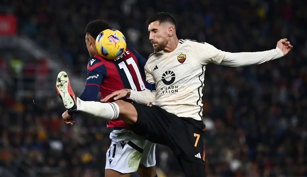 Tim tuan rumah membuka skor di babak pertama, tepatnya di menit ke-37. Nikola Moro yang berhasil membobol gawang AS Roma. (Massimo Paolone /LaPresse via AP)