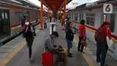 Penumpang menunggu Kereta Commuterline di Stasiun Bekasi, Kota Bekasi, Jawa Barat, Selasa (23/11/2021). Setelah ditutupnya jalur 1, 2, dan 3, operasional kereta di Stasiun Bekasi akan dilayani di jalur 4, 5, 6, dan 7. (Liputan6.com/Herman Zakharia)