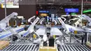 Foto yang diabadikan pada 5 November 2020 ini menunjukkan robot-robot industri milik perusahaan Nachi dari Jepang di area ekshibisi Peralatan dalam Pameran Impor Internasional China (China International Import Expo/CIIE) ketiga di Shanghai, China timur. (Xinhua/Li Renzi)