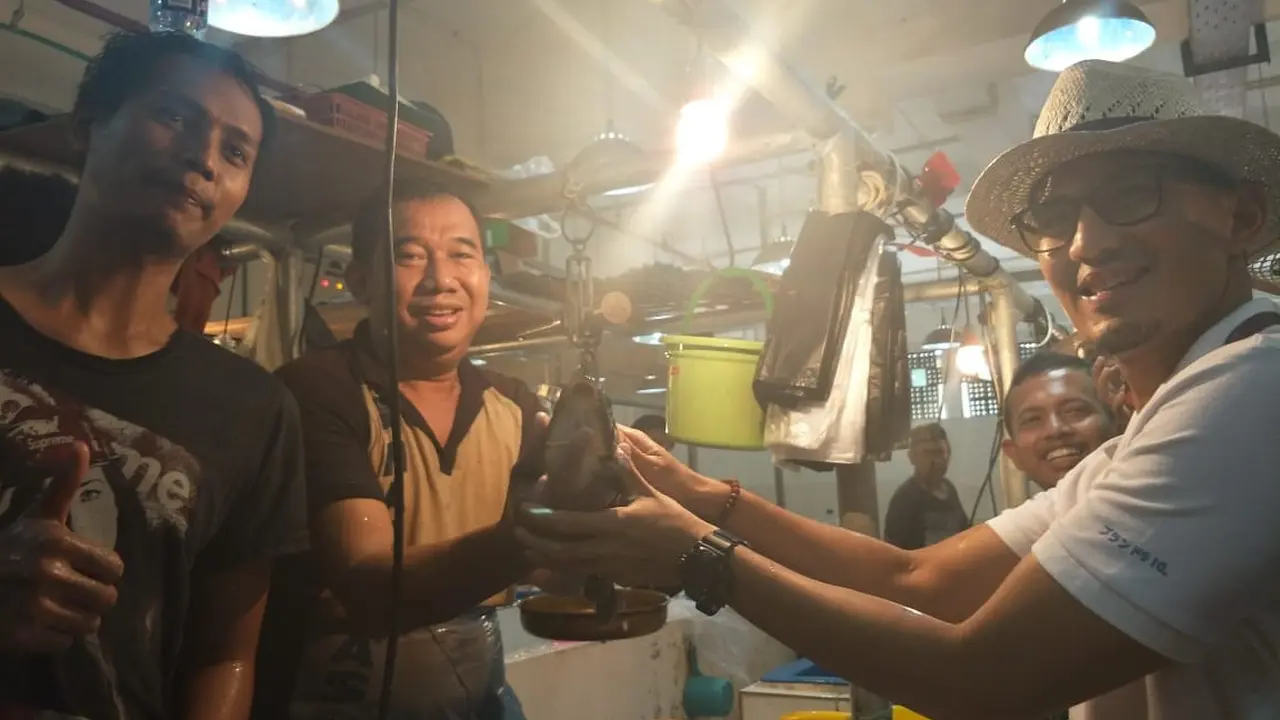Wakil Gubernur DKI Jakarta Sandiaga Uno saat meninjau Pasar Senen, Jakarta Pusat.