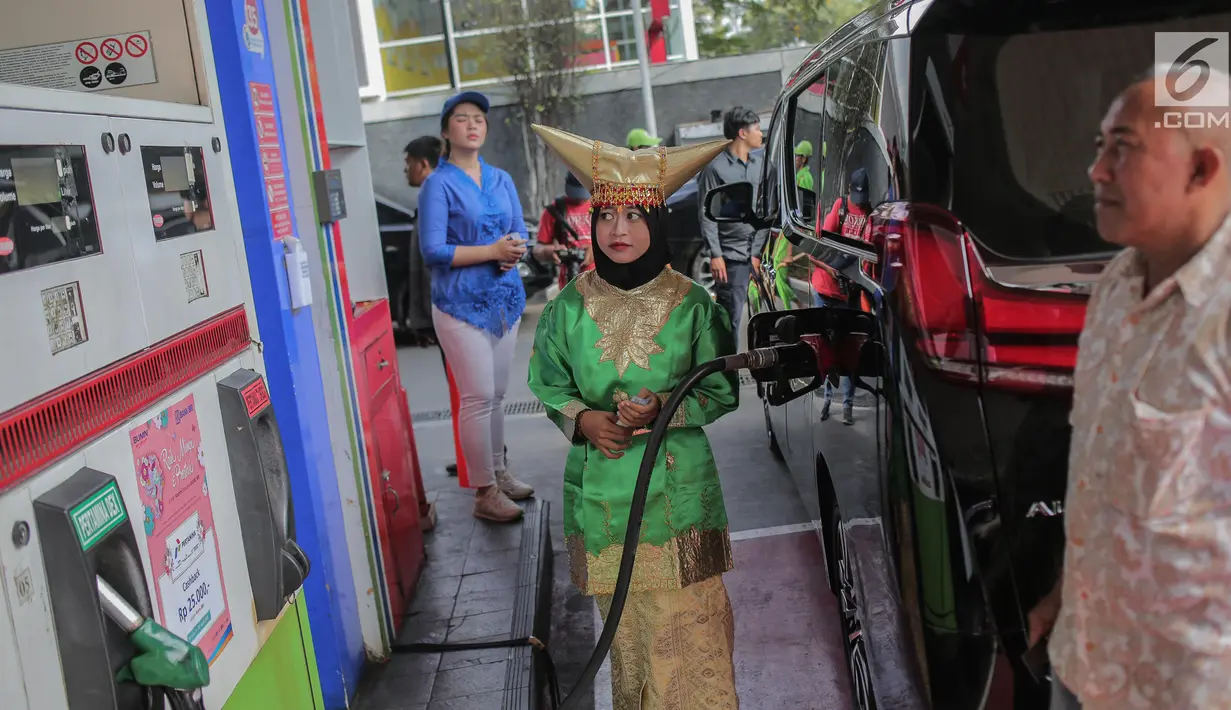 Petugas SPBU mengenakan pakaian adat mengisi bahan bakar minyak (BBM) ke sebuah mobil di kawasan Kelapa Gading, Jakarta, Senin (22/4). Dalam rangka memperingati Hari Kartini pengelola SPBU mengajak Seluruh pegawai SPBU mengenakan mengenakan baju kebaya dan baju adat. (Liputan6.com/Faizal Fanani)
