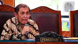 Mantan Dirjen Pajak Hadi Poernomo menghadiri sidang praperadilan dengan agenda pembacaan kesimpulan, di Pengadilan Negeri Jakarta Selatan, Senin (25/5/2015). (Liputan6.com/Yoppy Renato)