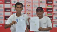Mantan asisten pelatih Arema FC, Siswantoro (kiri) saat melakukan pendaftaran sebagai calon Ketua PSSI Askab Malang. (Bola.com/Iwan Setiawan)