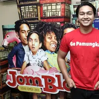 Sutradara film Jomblo Reboot Hanung Bramantyo itu juga melarang para pemeran utamanya tidak terbawa pada karakter para pemain sebelumnya. Lantaran ingin memberikan yang lebih fresh dengan cerita berbeda pula. (Adrian Putra/Bintang.com)