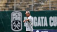 Pelatih Timnas Indonesia, Alfred Riedl saat memimpin sesi latihan jelang melawan Vietnam pada laga uji coba di Stadion Maguwohardjo, Sleman, Jumat (7/10/2016). (Bola.com/Nicklas Hanoatubun)