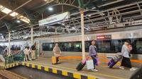 Suasana keberangkatan penumpang Kereta Api Sancaka di Stasiun Yogyakarta, Minggu (6/7/2025). KA Sancaka yang melayani rute Yogyakarta–Surabaya sempat menjadi sasaran aksi vandalisme berupa pelemparan batu di jalur antara Stasiun Klaten dan Srowot, yang mengakibatkan dua penumpang terluka.