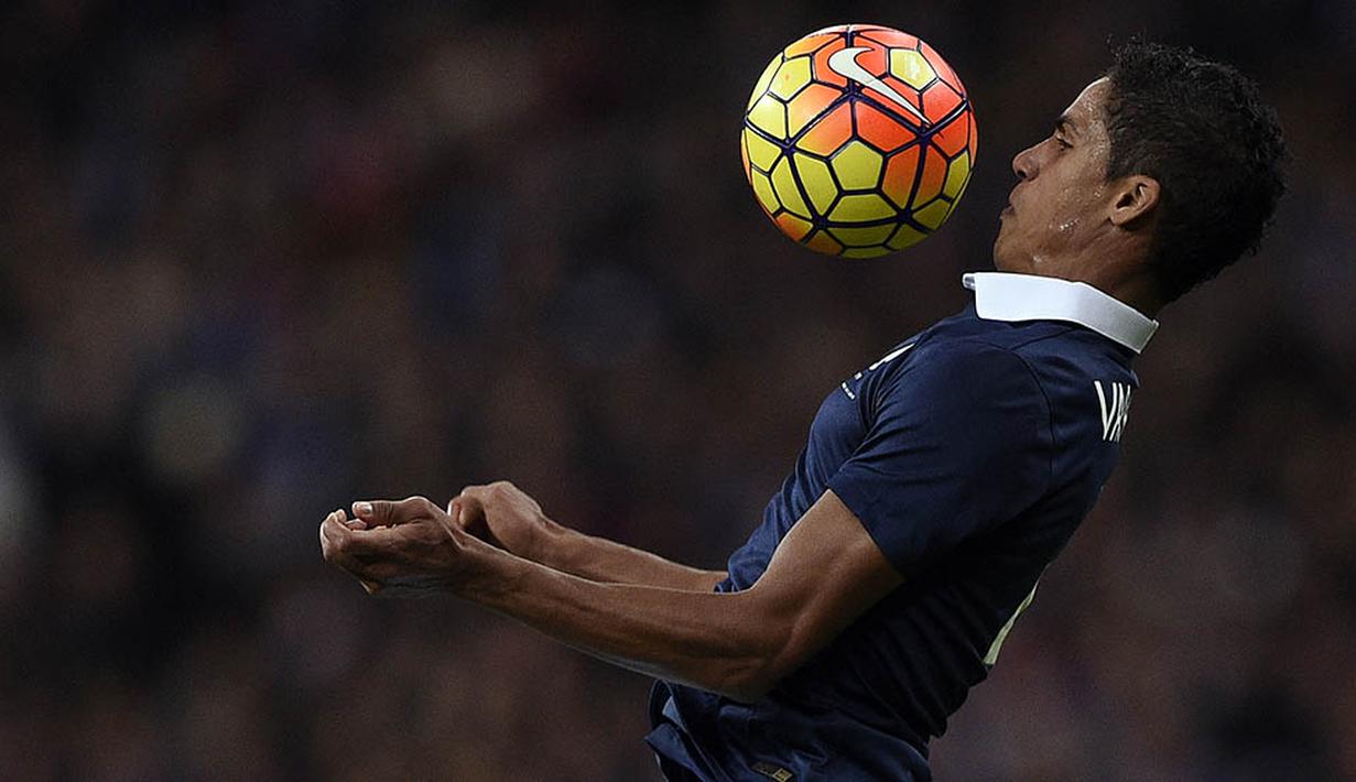 3. Raphael Varane, pelatih anyar MU, Jose Mourinho, terus berupaya melakukan reuni dengan bek muda asal Prancis ini. Namun menurut, Goal, keinginan itu akan sulit terwujud karena Madrid tidak berniat menjualnya. (AFP/Franck Fife)