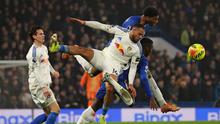 Penyerang Leeds United, Lukas Nmecha (tengah), berebut bola dengan gelandang Chelsea, Moises Caicedo (kanan) dan bek Josh-Kofi Acheampong dalam pertandingan Liga Inggris antara Chelsea vs Leeds United di Stamford Bridge, London, pada 10 Februari 2026. (Adrian Dennis / AFP)