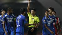Bek Persib Bandung, Bayu Fiqri mendapat kartu kuning saat melawan Persija Jakarta dalam laga leg kedua final Piala Menpora 2021 di Stadion Manahan, Solo, Minggu (25/4/2021). (Bola.com/M Iqbal Ichsan)