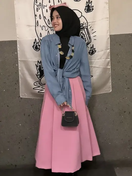 Sang Kakak, Putri Delina pun hadir mengenakan atasan kemeja denim lengan panjang yang diikat dengan inner manset hitam senada dengan kerudungnya. Dipadukan rok panjang pink. [@putridelinaa]