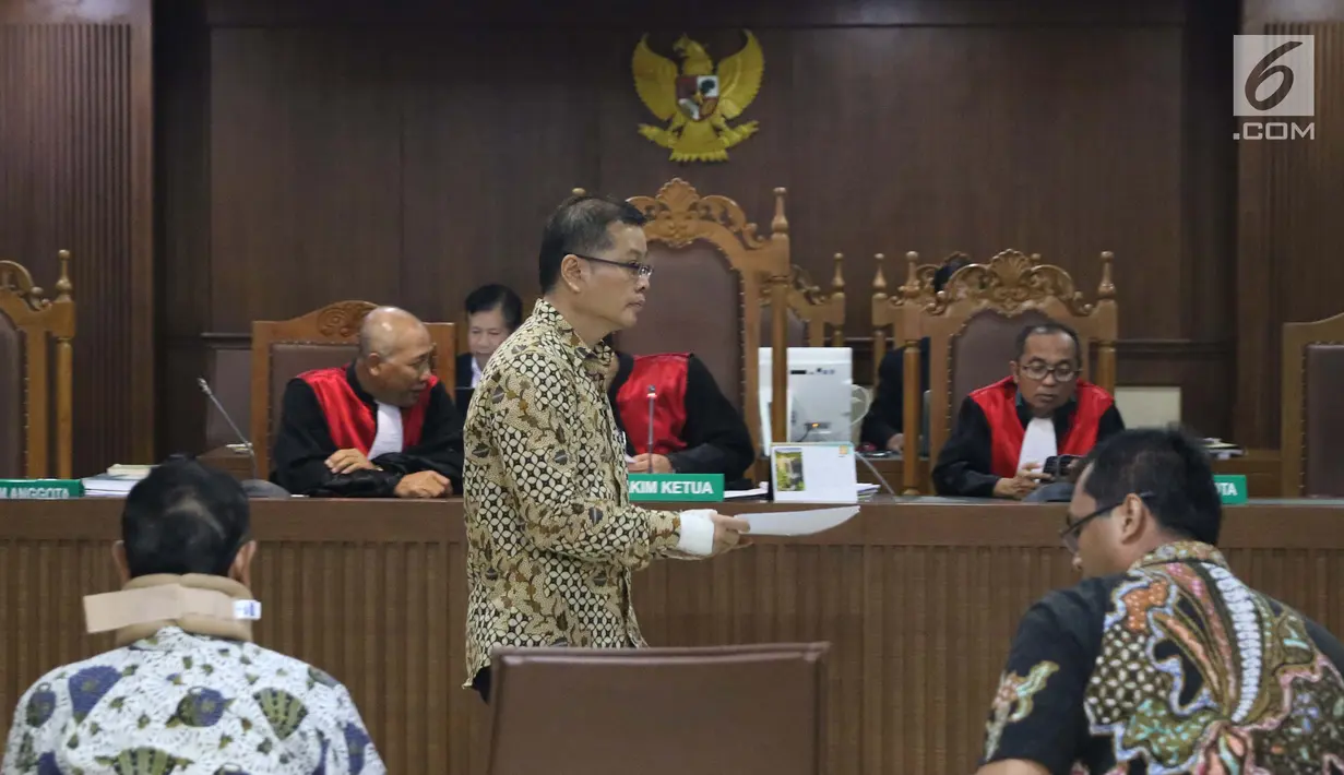 Terdakwa dugaan suap fungsi pengawasan DPRD Kalimantan Tengah terhadap pencemaran lingkungan Willy Agung (tengah) saat sidang lanjutan di Pengadilan Tipikor, Jakarta, Rabu (13/2). Sidang beragendakan pemeriksaan terdakwa. (Liputan6.com/Helmi Fithriansyah)