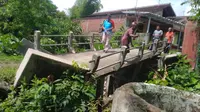 Penampakan jembatan miring di Dukuh Kaliwangan RT 05 RW 03, Kelurahan Mlangsen, Kecamatan Blora, Kabupaten Blora, Jawa Tengah. (Liputan6.com/Ahmad Adirin)