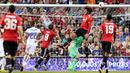 Gelandang Manchester United, Marouane Fellaini, berusaha menghalau laju bola saat pertandingan melawan Sampdoria pada laga persahabatan di Stadion Aviva, Dublin, Rabu (2/8/2017). Manchester United Menang 2-1 atas Sampdoria. (AFP/Paul Faith)