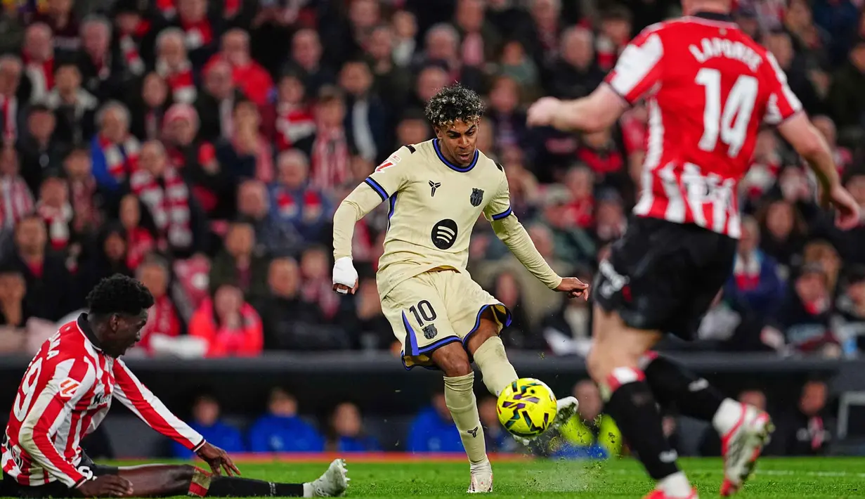 Hingga peluit panjang dibunyikan skor tidak berubah. Barcelona unggul 0-1 atas Athletic Bilbao. Tampak dalam foto, pemain Barcelona, Lamine Yamal (tengah), melepaskan tendangan saat melawan Athletic Bilbao pada pertandingan pekan ke-27 La Liga 2025/2026 di Stadion San Mames, Sabtu 7 Maret 2026 waktu setempat atau Minggu (8/3/2026) dini hari WIB. (AP Photo/Miguel Oses)
