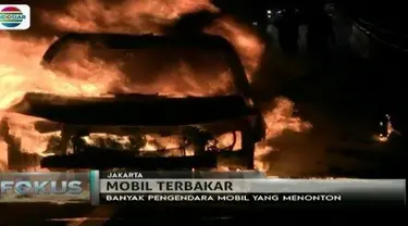 Kebakaran hebat terjadi pada mobil sedan yang sedang melintas di tol dalam kota, Jakarta, pada Selasa (8/8) dinihari.