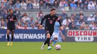 Lionel Messi #10 dari Inter Miami CF mengontrol bola selama pertandingan MLS antara New York City FC dan Inter Miami CF di Yankee Stadium pada 22 Maret 2026 di New York, New York. (Jordan Bank/ Getty Images via AFP)