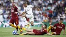 Striker Real Madrid, Mariano Diaz, berusaha melewati hadangan pemain AS Roma pada laga Liga Champions di Stadion Santiago Bernabeu, Madrid, Rabu (19/9/2018). Real Madrid menang 3-0 atas AS Roma. (AP/Manu Fernandez)