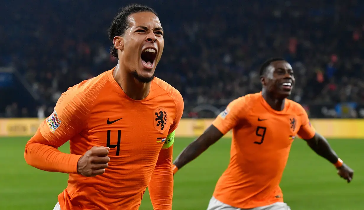 1. Virgil van Dijk - Bek andalan Liverpool ini menjadi ikon kebangkitan sepak bola Belanda. Dirinya musim ini berhasil meraih gelar Liga Champions dan menjadi pesepak bola terbaik Eropa. (AFP/John Macdougall)