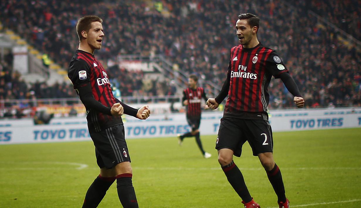 Mario Pasalic (kiri) merayakan golnya ke gawang Crotone bersama Mattia De Sciglio pada lanjutan Serie A di San Siro Stadium, Milan, (04/12/2016). Milan menang 2-1.  (AFP/Marco Bertorello)