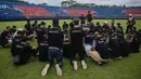 Pemain dan ofisial tim terlihat berkumpul ditengah lapangan dan membacakan doa. (AFP/Juni Kriswanto)