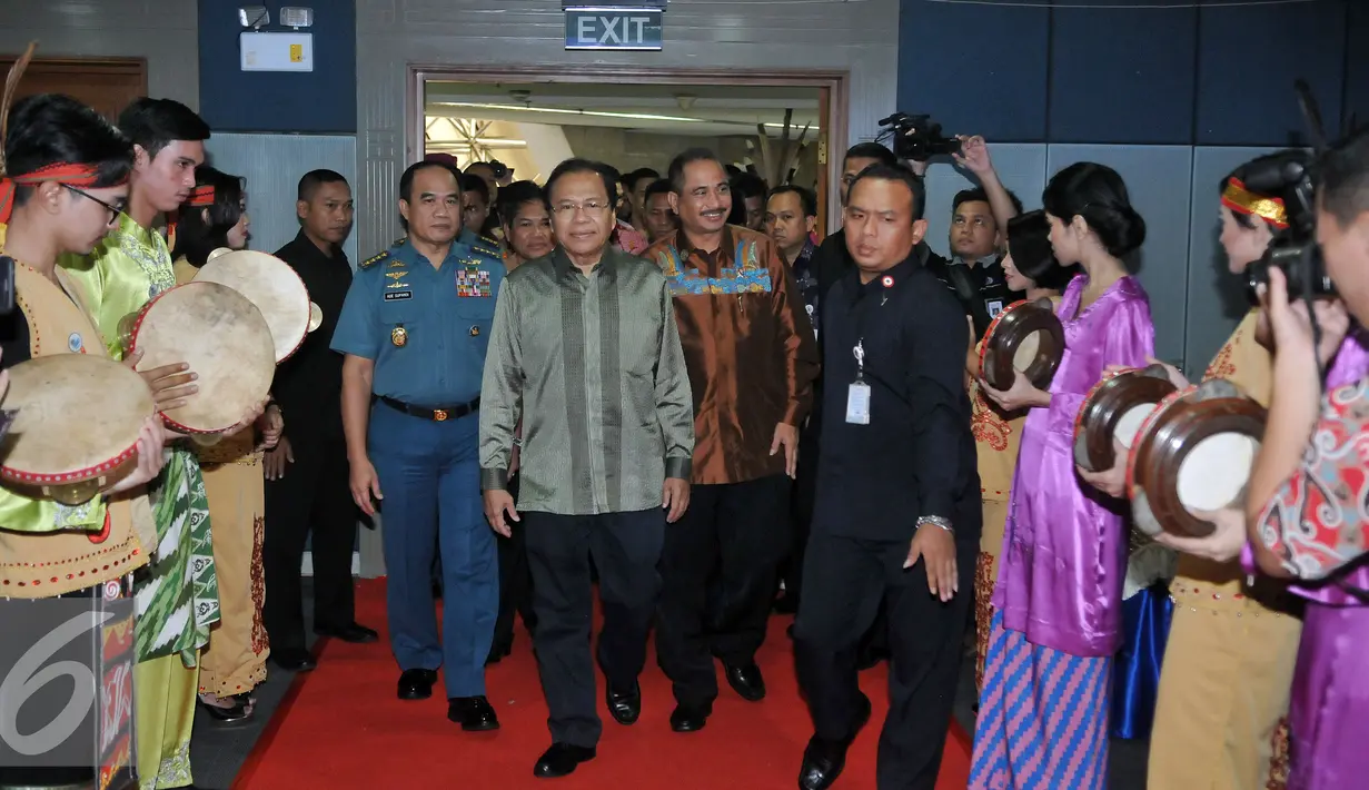 (Ki-ka) KSAL Laksamana TNI Ade Supandi, Menko Maritim dan  Sumber Daya Rizal Ramli dan Menteri Pariwisata Arief Yahya saat tiba di acara Peluncuran Sail Selat Karimata 2016 di Auditorium BPPT, Jakarta, Rabu (1/6). (Liputan6.com/Johan Tallo)