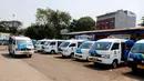 Mobil angkot Jak Lingko terparkir di terminal Grogol, Jakarta Barat, Jum'at (28/7/2023).(Liputan6.com/Johan Tallo)