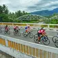 Para Pembalap Tour de Singkarak melintasi jembatan Padang Panjang (Erinaldi/Liputan6.com)